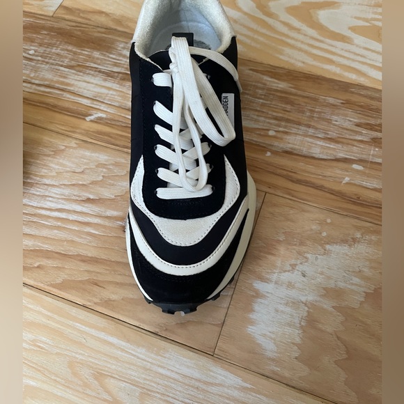 Steve Madden black and white shoes size 9 worn once - Picture 2 of 7